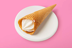 Мороженое пломбир в рожке «Клубника»